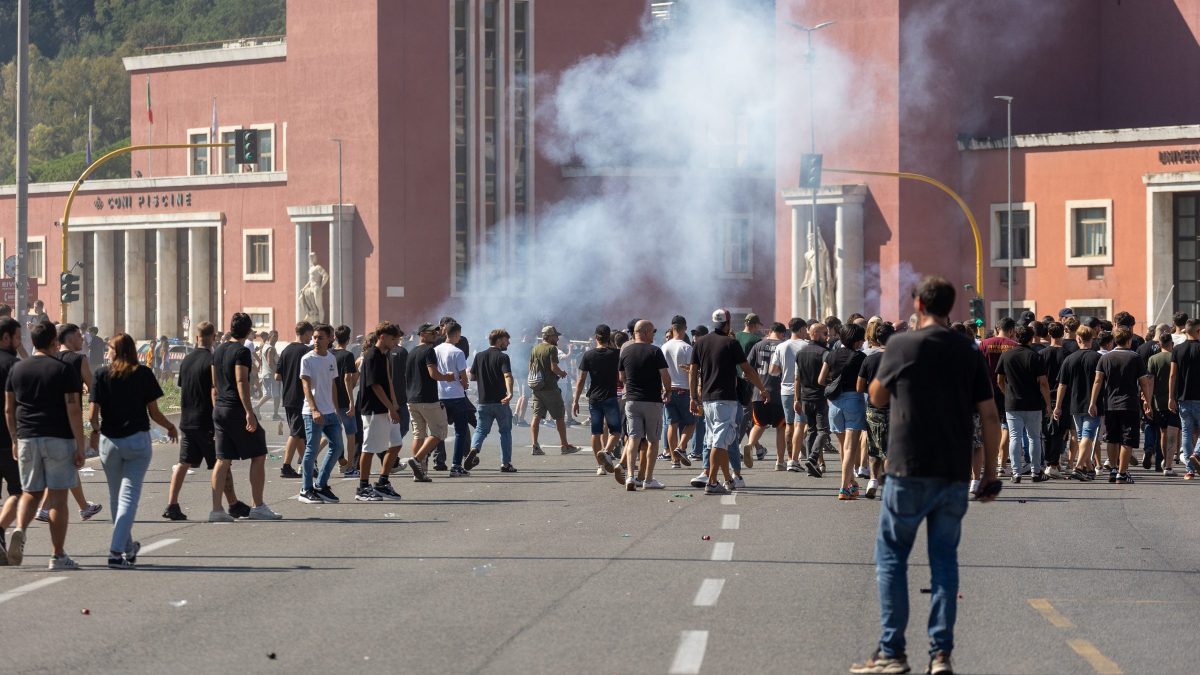 I disordini fra tifoserie nell’ultima edizione del derby (Lapresse)