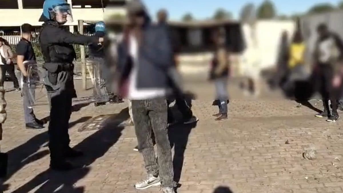 La polizia con i fermati nel blitz a Tor Sapienza