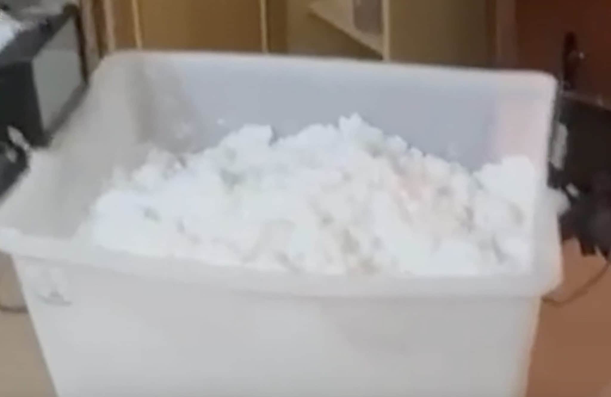 Componenti chimiche per il taglio della droga nel laboratorio di Sant’Agata del Bianco, Reggio Calabria