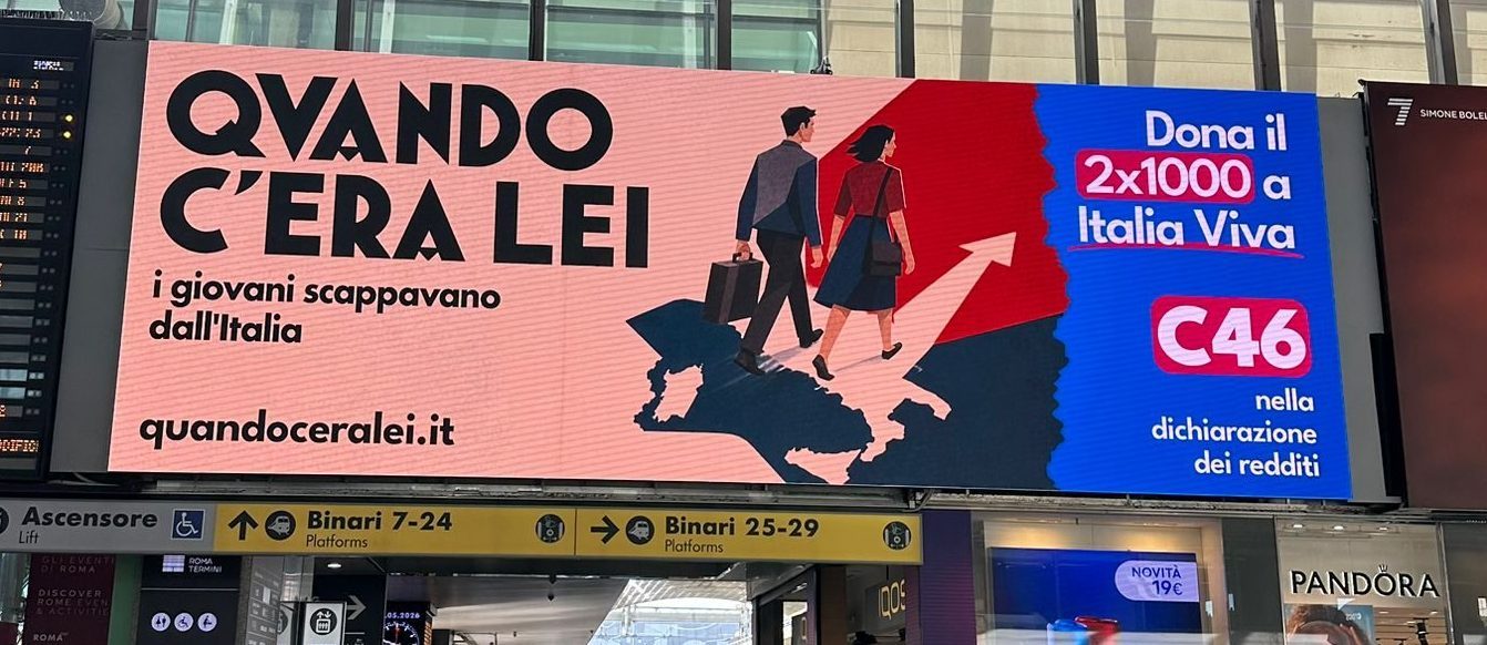 Cartellone all’ingresso delle banchine alla Stazione Termini di Roma