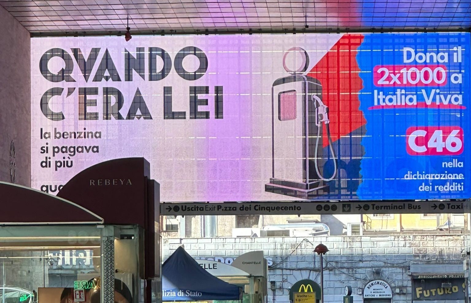 Cartellone all’uscita della Stazione Termini di Roma, lato Piazza dei Cinquecento