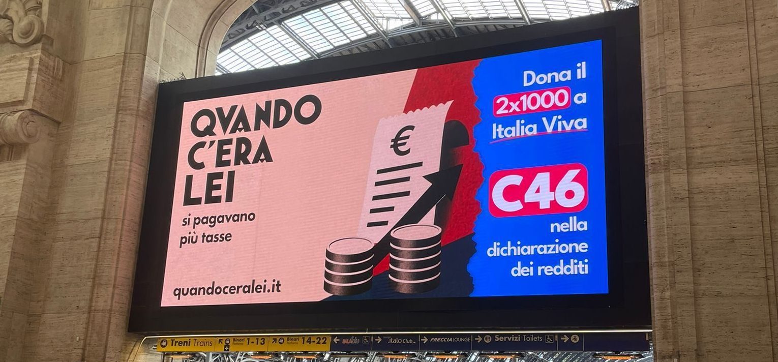 Un altro cartellone all’ingresso delle banchine in Stazione Centrale a Milano