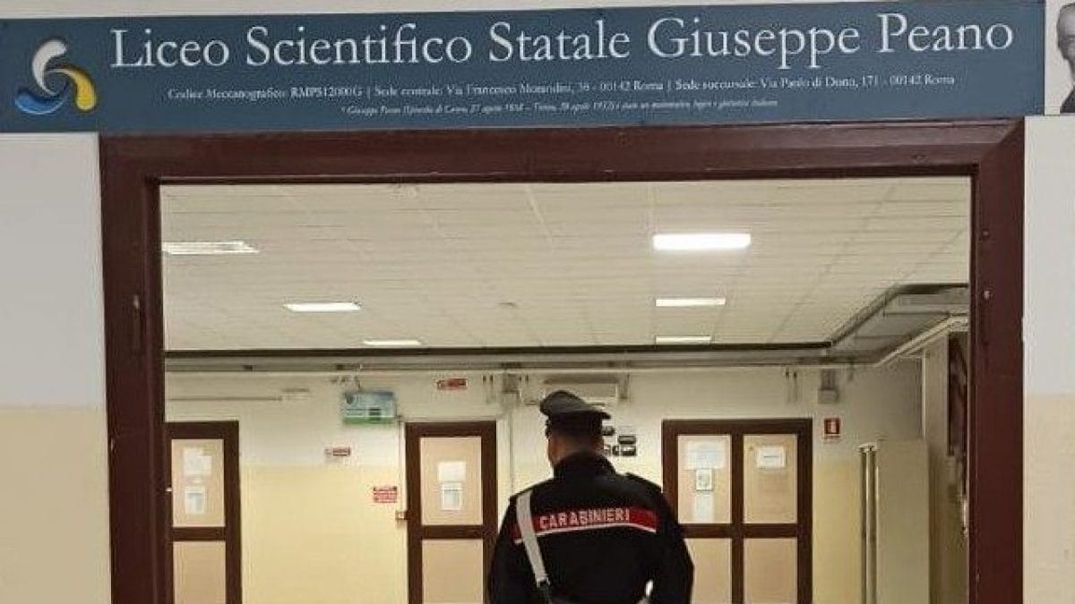 I carabinieri al liceo Giuseppe Peano dell’Eur