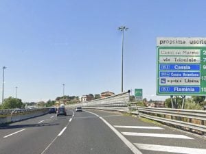 Roma, incidente sul Gra durante un inseguimento: coinvolti quattro veicoli, traffico bloccato