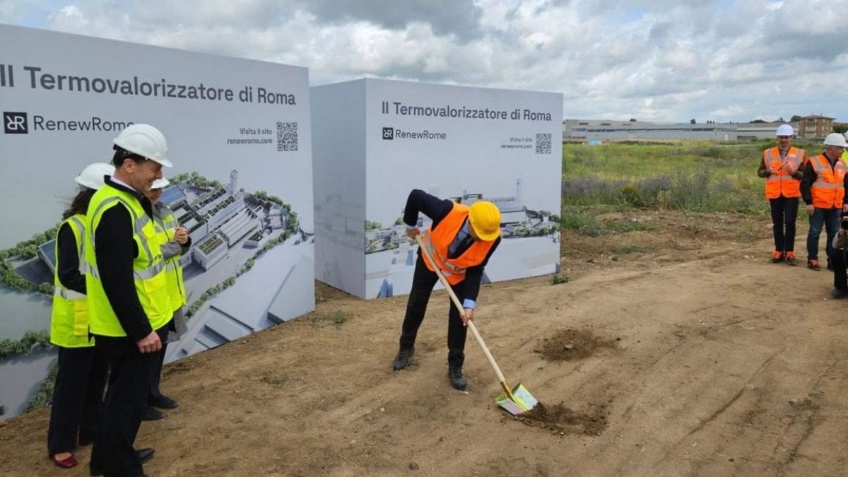 Il sindaco di Roma Capitale, Roberto Gualtieri, posa la prima pietra (Foto da Facebook: Svetlana Celli)
