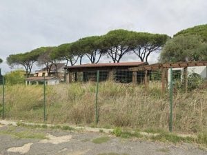 Incendio in una baracca ad Acilia nella notte: trovato il corpo di un uomo