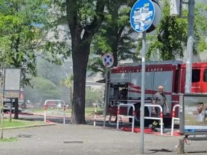 Camion in fiamme, incendio a Prati: sul posto i vigili del fuoco, colonna di fumo visibile da chilometri