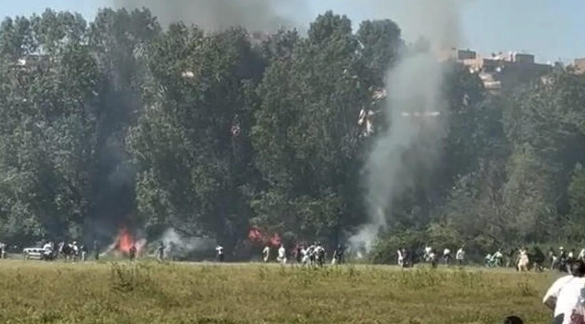 Le fiamme nell’area pic nic del Parco della Caffarella