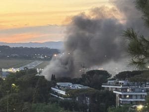 Incendio a Roma nord est, fiamme e colonna di fumo visibile da chilometri di distanza: chiuso tratto della Salaria