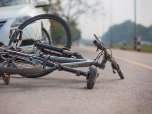 Morta una ragazza di 11 anni ad Aprilia, un’auto l’ha travolta mentre andava in bicicletta