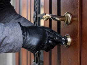 Svegliati di notte poliziotti soprendono ladri d’appartamento nel loro condominio e li arrestano