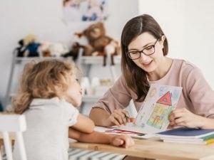 “Lavorare con i bambini era il mio sogno, oggi per farlo sono costretta a vivere da mia sorella”
