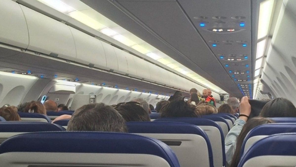 I soccorsi alla passeggera all’interno dell’aereo