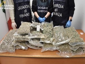 Da Bangkok a Fiumicino con 20 chili di marijuana in valigia: arrestato corriere della droga