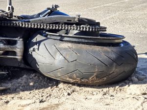 Scooter contro auto a Fiumicino, morto un uomo: elitrasportata al Gemelli la moglie, è grave