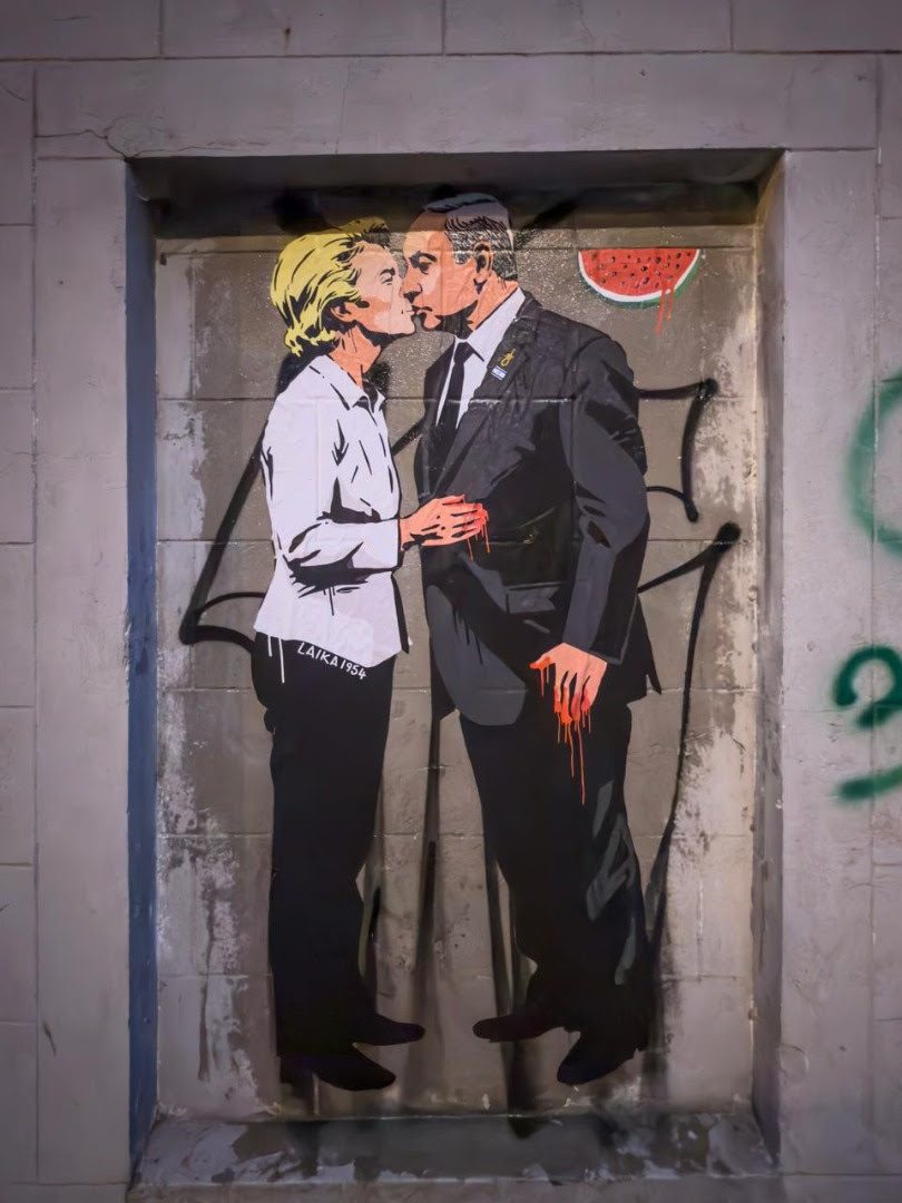 Il murale con Netanyahu e von der Leyen realizzato a Bruxelles