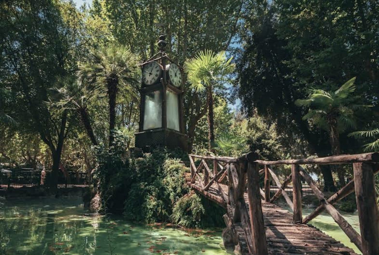 L’orologio ad acqua nel laghetto di Villa Borghese.