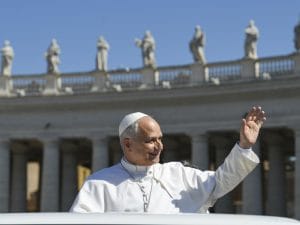 Papa Leone soccorre un uomo svenuto per il caldo record durante l’udienza in Vaticano