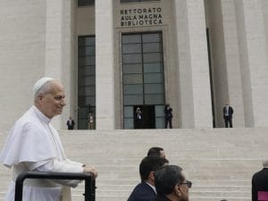 Papa Leone XIV in visita alla Sapienza agli studenti: “Non si chiami difesa riarmo che aumenta le tensioni”
