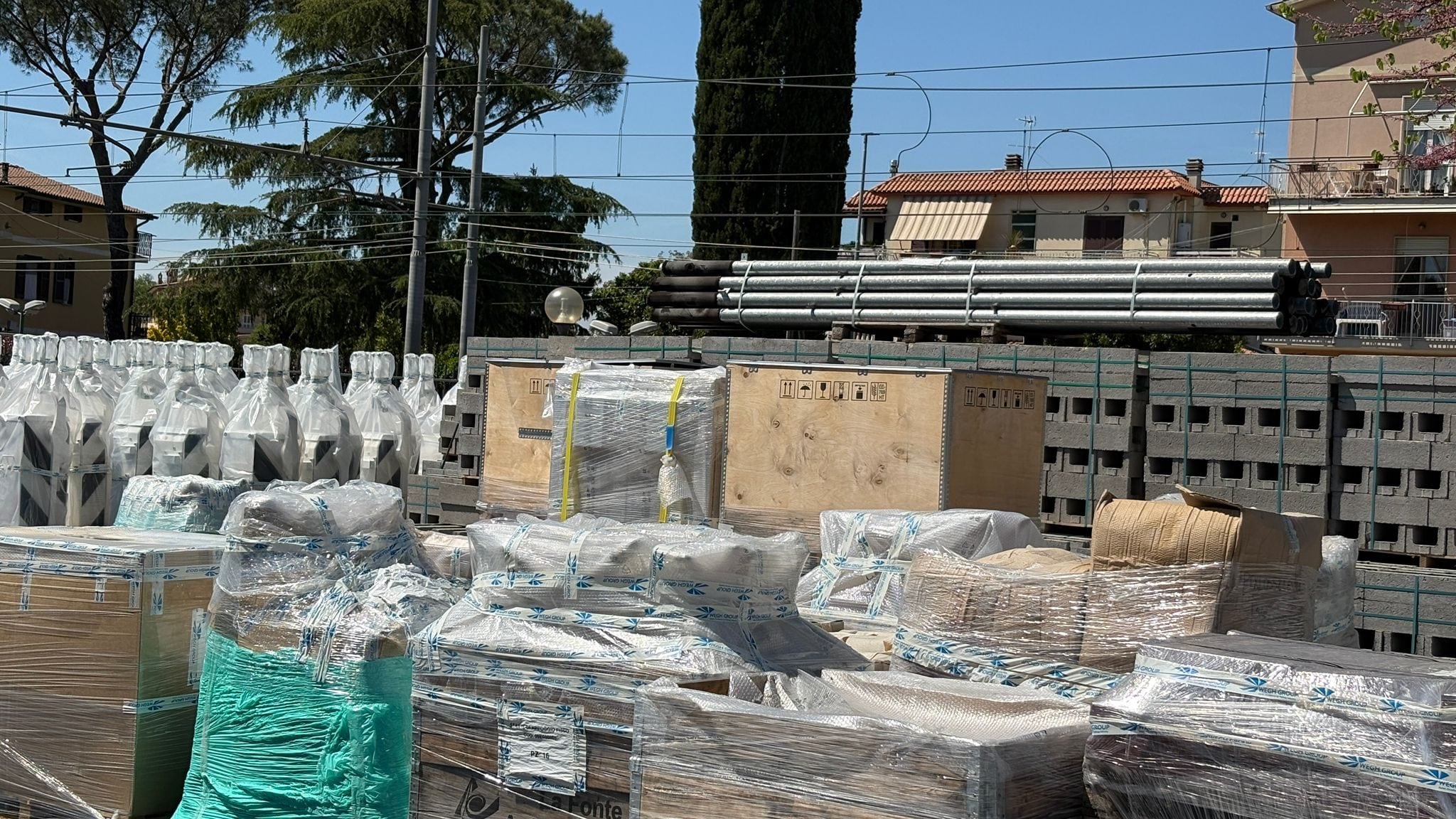 I materiali per i passaggi a livello ammassati nel deposito