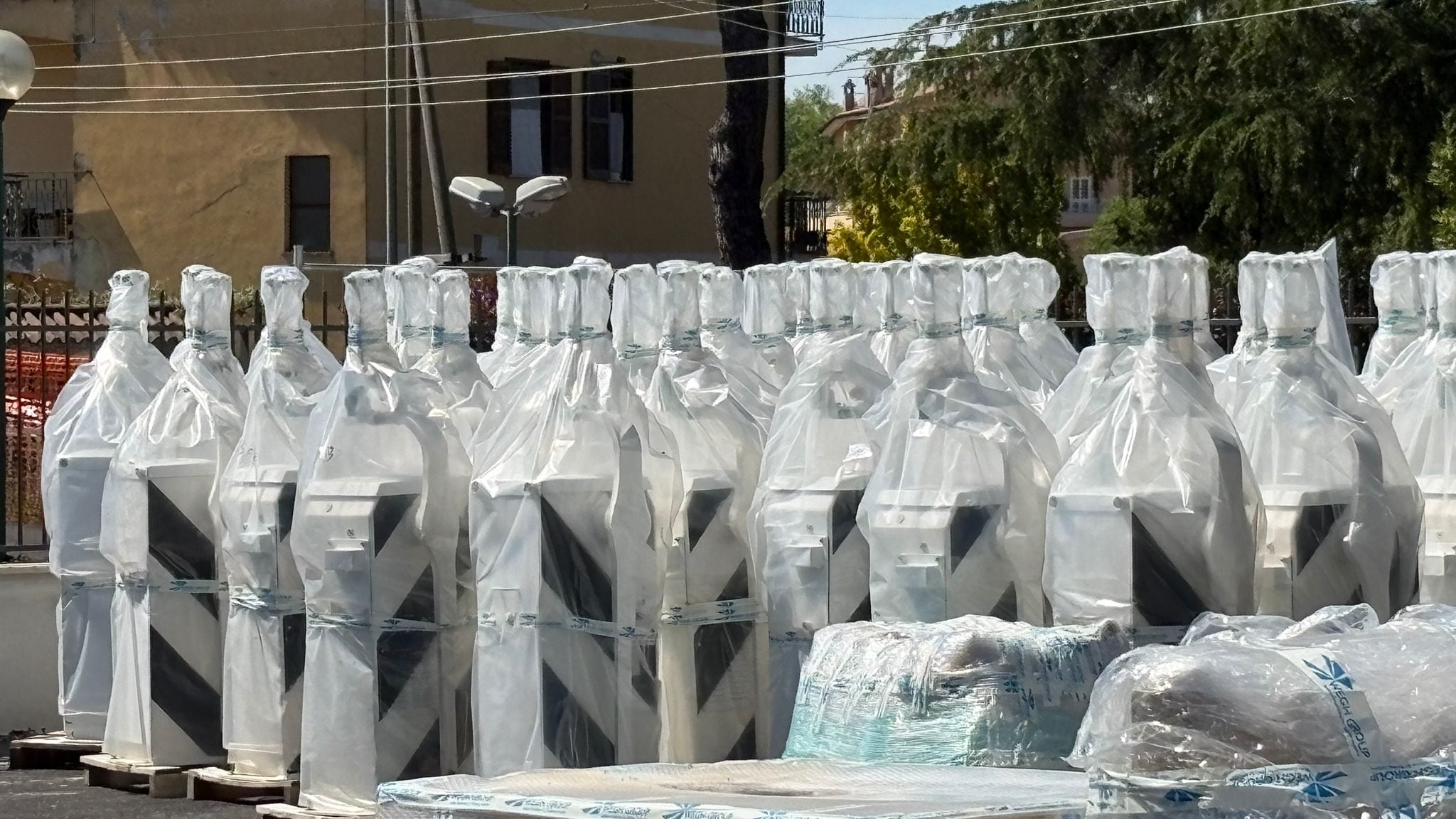 I materiali per i passaggi a livello ammassati nel deposito