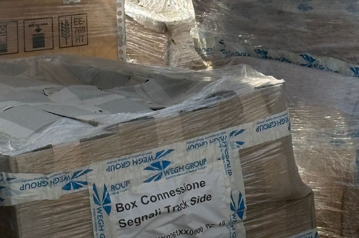 I materiali per i passaggi a livello ammassati nel deposito