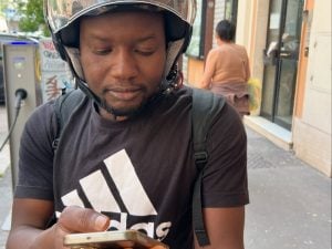 Roma, insulti e lancio di uova contro un pasticcere africano: “Vattene, siamo in Italia”