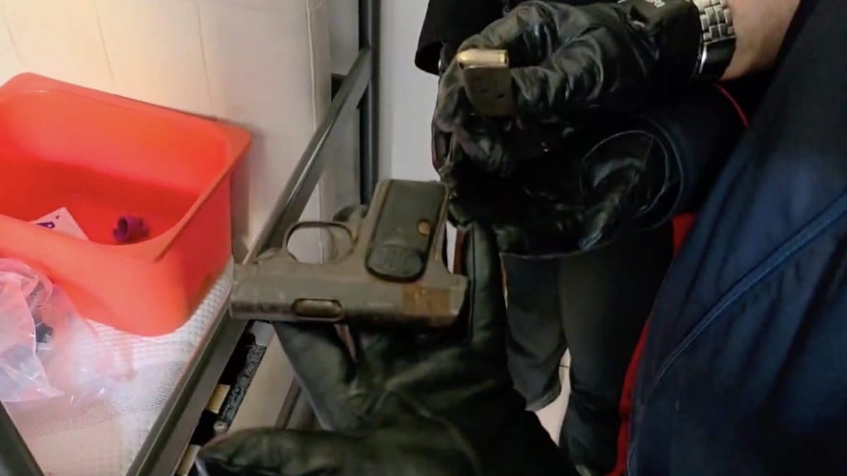 L’arma trovata dai carabinieri sotto il materasso di un bambino