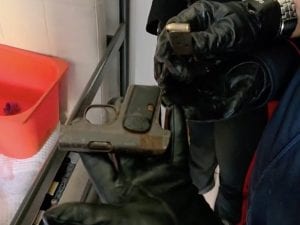 Quarticciolo, arrestato un 23enne: aveva nascosto una pistola sotto il materasso del figlio