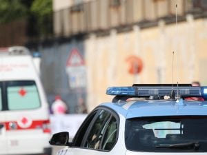Scappa con l’auto dalla polizia a Ostia e investe due adolescenti: due arresti