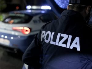 Getta l’acido addosso al compagno dal balcone dopo una lite a Roma: 52enne ustionato gravemente