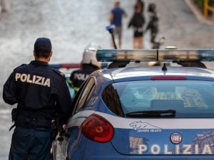 Atti osceni davanti a una minorenne alla fermata del bus: arrestato psicoterapeuta dei vip a Roma