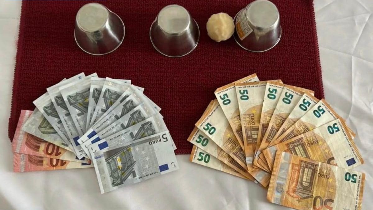 Il materiale e i contanti sequestrati dalla polizia