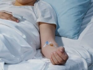 Come sta il 12enne precipitato dal balcone in gita a Viterbo: è grave al Bambino Gesù
