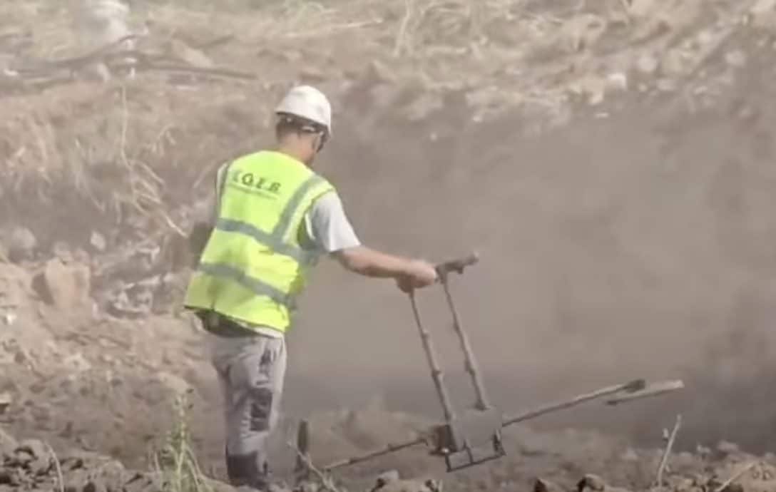 Un operaio al lavoro con il metal detector (da Facebook: Alessandro Lepidini)