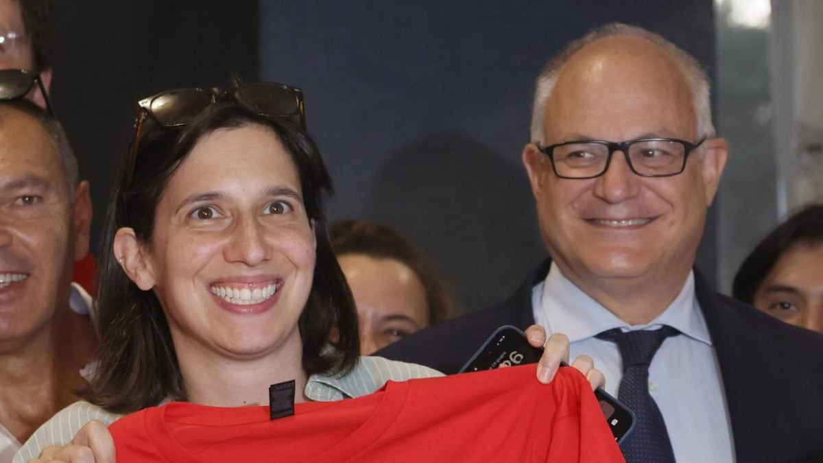 La segretaria nazionale del Pd Elly Schlein e il sindaco di Roma Roberto Gualtieri (Lapresse)