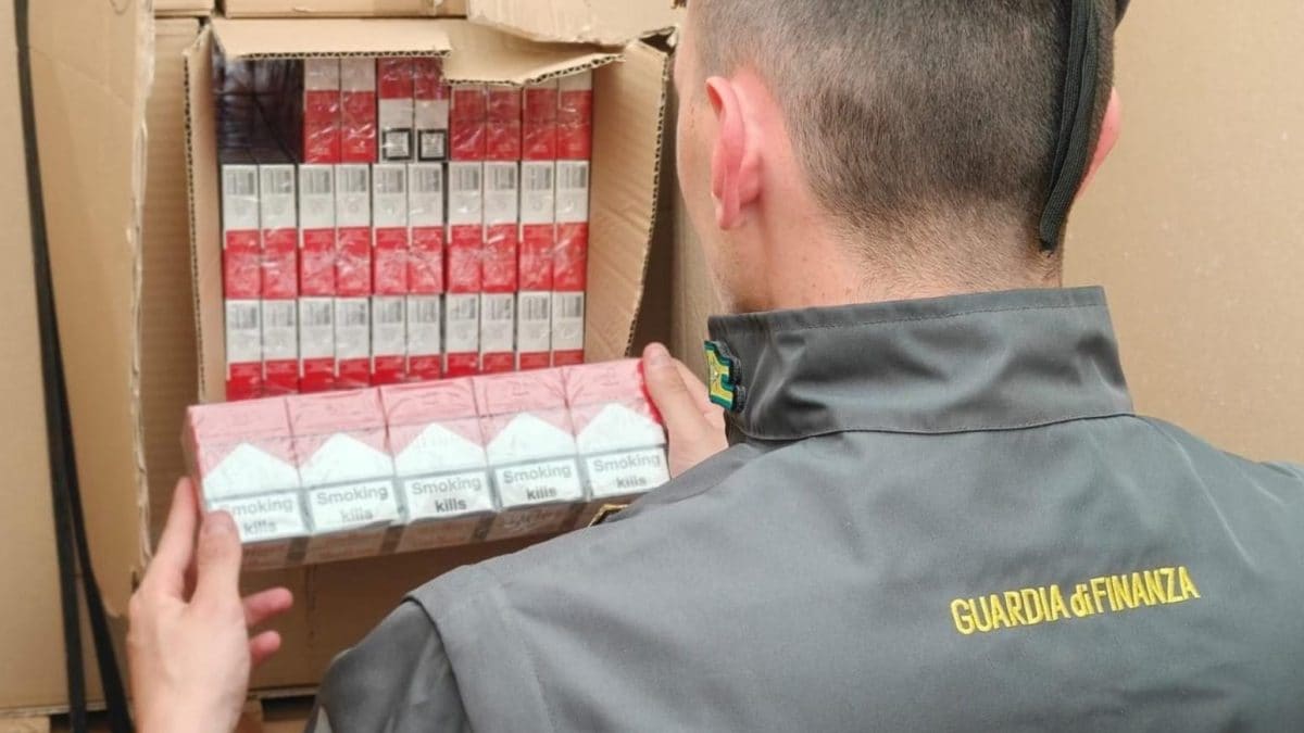 La guardia di finanza e parte del carico di sigarette di contrabbando