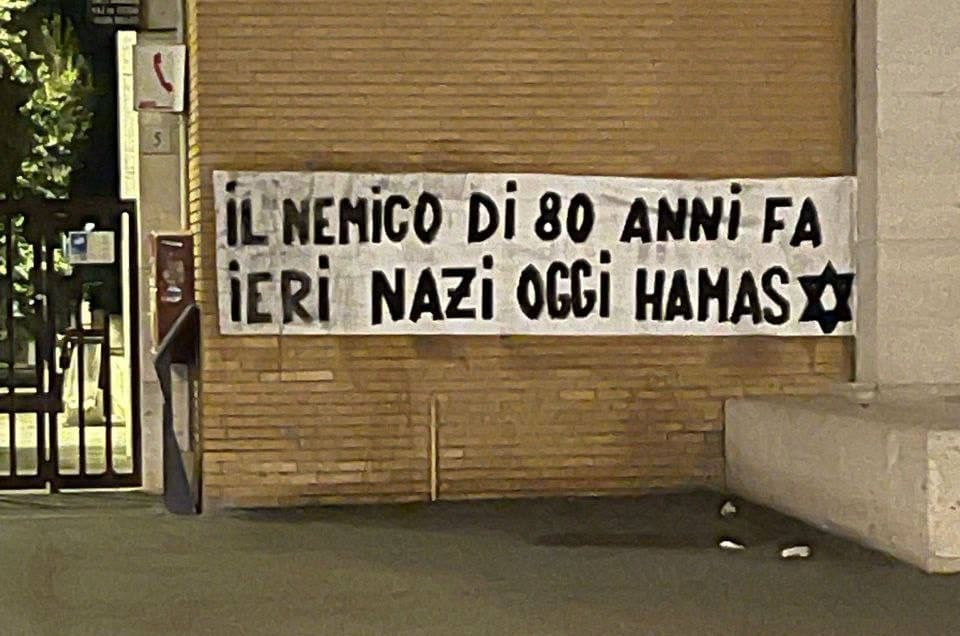 Lo striscione affisso fuori dalla Sapienza nella notte fra 26 e 27 gennaio 2025
