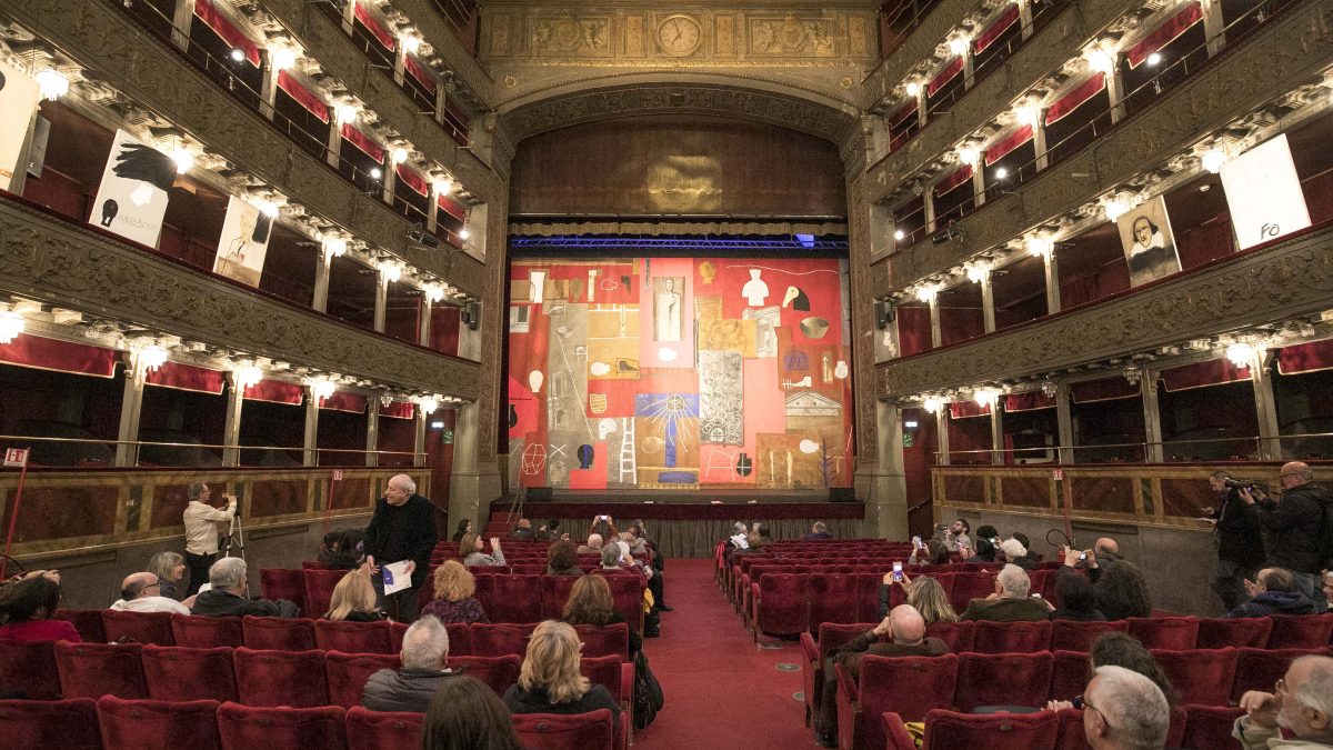 L’interno del Teatro Valle Franca Valeri prima del restauro