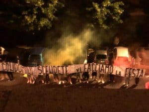 “Condomini scendete, vi facciamo la festa”: striscioni e fumogeni nella notte a Roma per la chiusura del pub