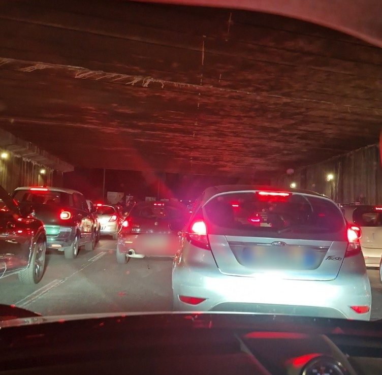 La automobili in coda nel tratto della Salaria interessato, vicino all’incendio.
