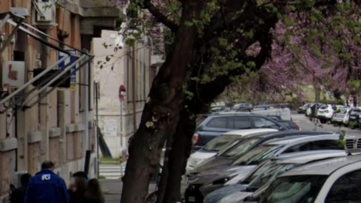 Il tratto di strada interessato dal crollo, tra via Bodoni e via Branca