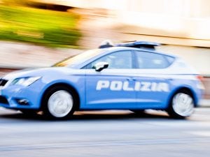 Bimbo ha una grave crisi respiratoria a Ostia, poliziotti lo portano d’urgenza in ospedale con la volante