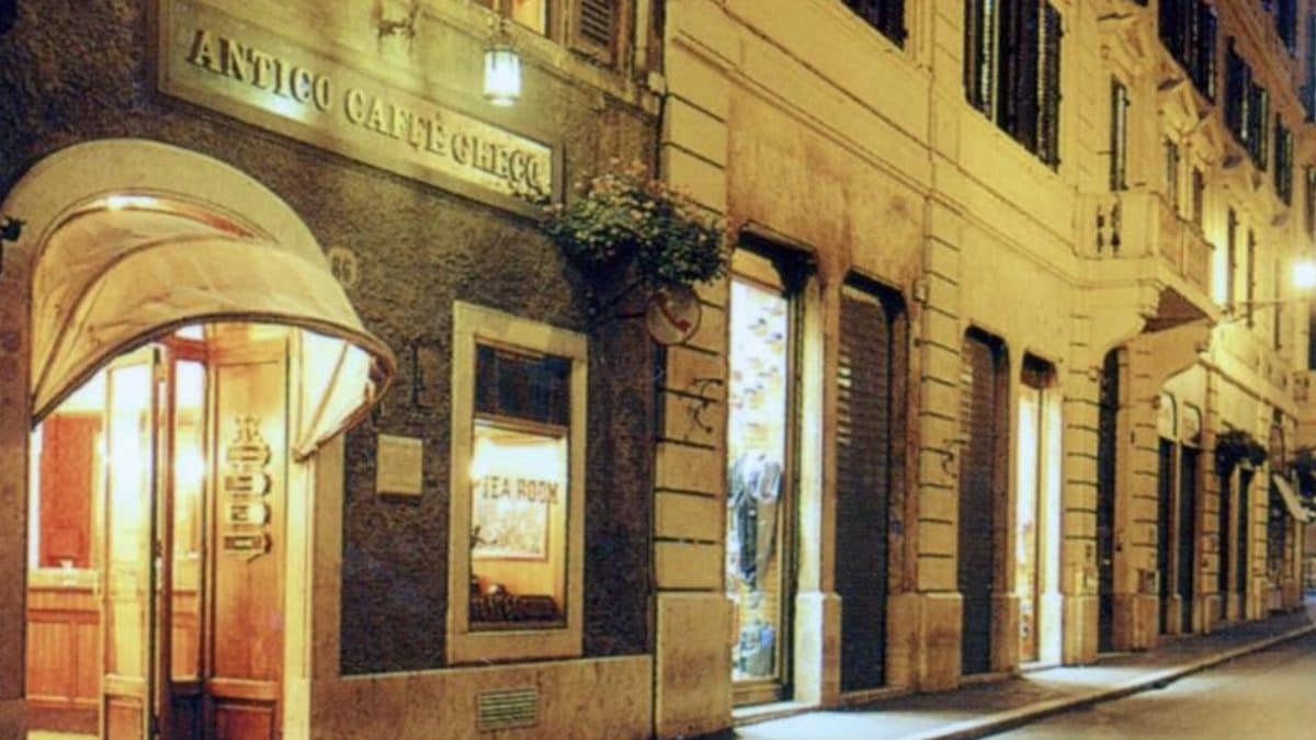 Lo storico bar Antico Caffè Greco in via Condotti a Roma