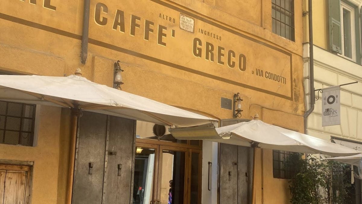 Lo storico bar Antico Caffè Greco in via Condotti a Roma
