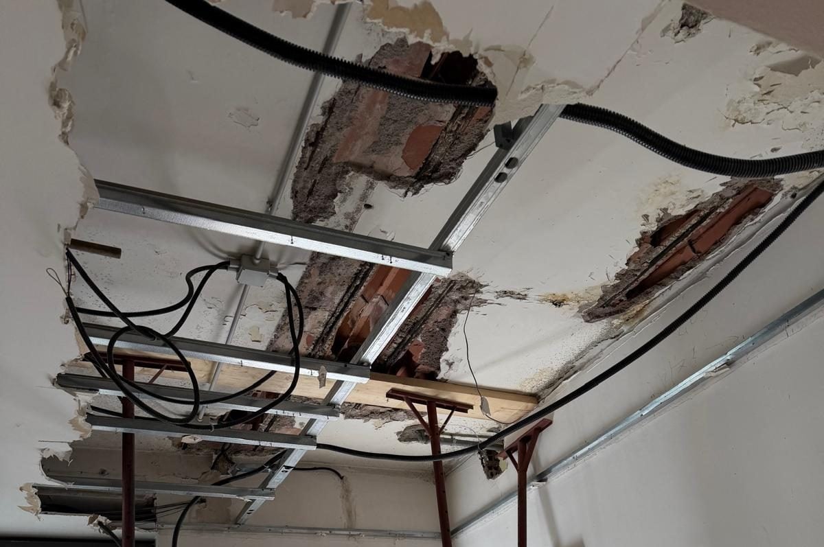 Altra prospettiva del tetto che ha ceduto nella caserma dei vigili del fuoco di Ostia