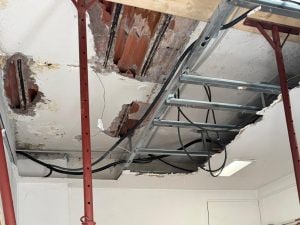 Crolla il tetto della caserma dei vigili del fuoco, trasferiti da Ostia a Fiumicino: “A rischio tutto il municipio”