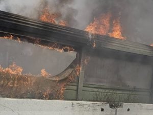 Incendio sul Grande Raccordo Anulare di Roma, in fiamme le barriere antisuono tra Laurentina e via del Mare