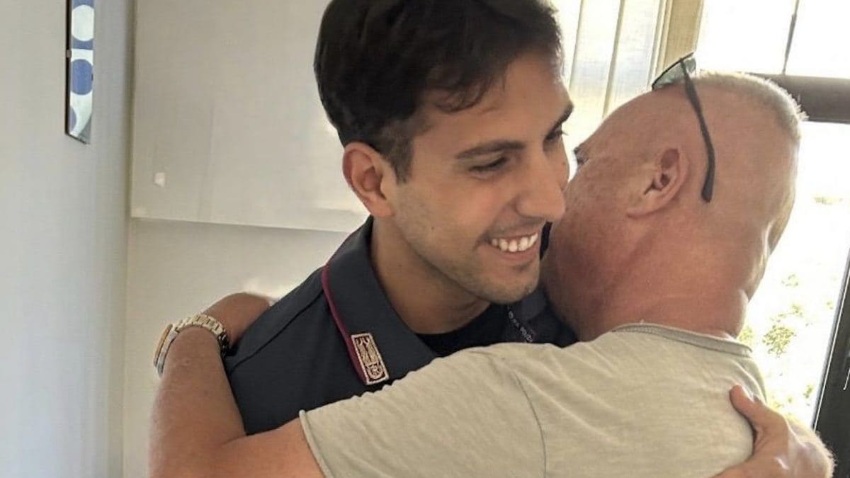 Il momento della restituzione della refurtiva all’uomo (da Questura di Roma)