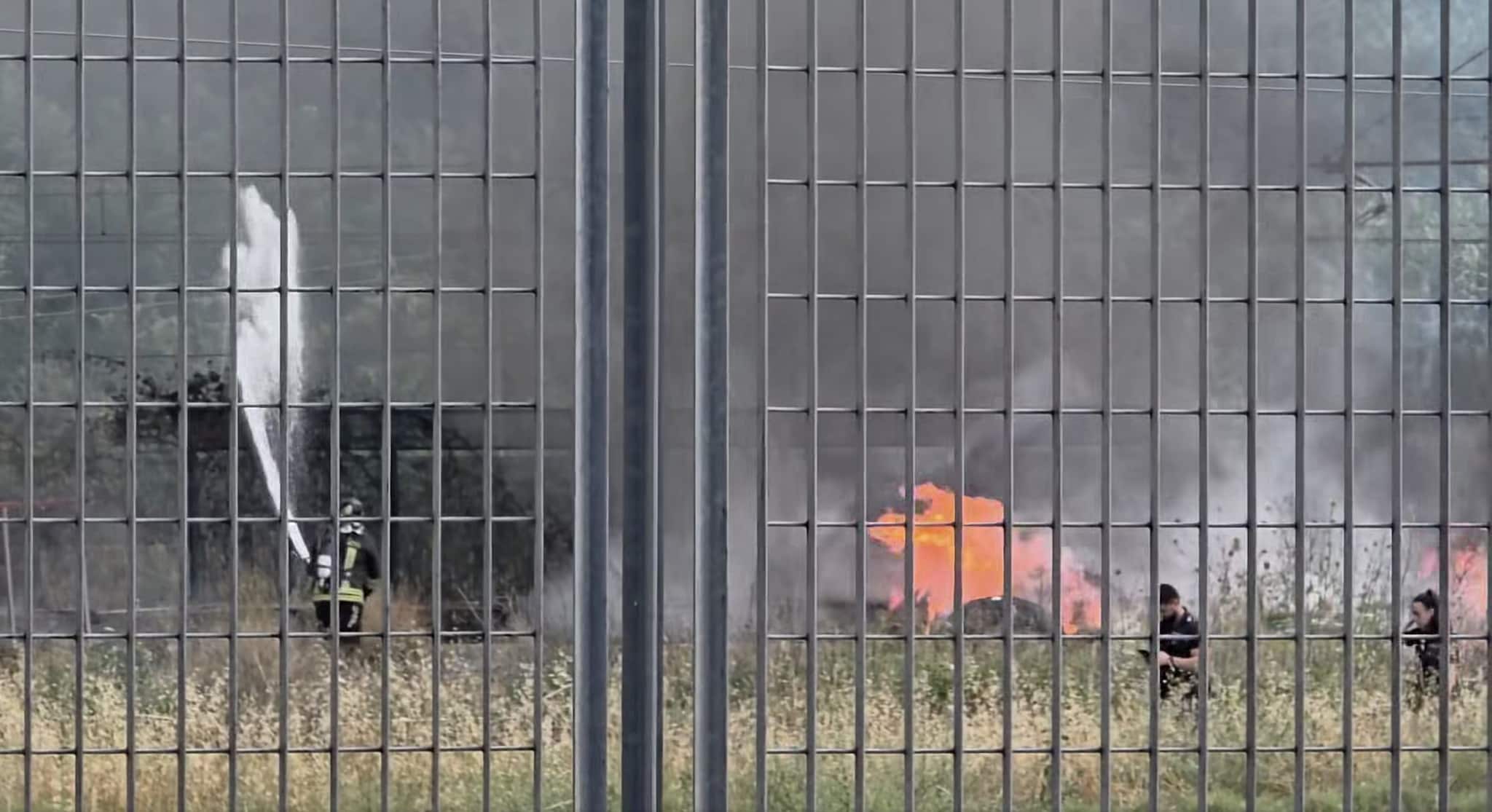 Le operazioni di spegnimento dell’incendio (Foto da Facebook, Reporter–Montesacro)